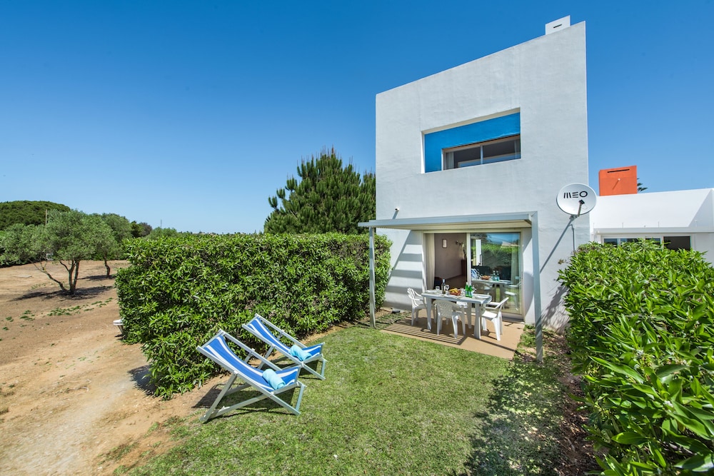 Sunny Villa with Pool Access — 4-Star Luxury Hotel in Armacao De Pera, Portugal