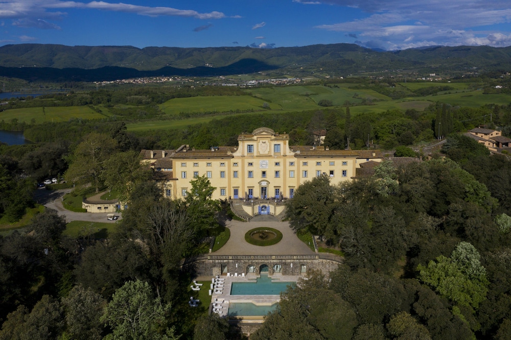 Villa le Maschere UNA Esperienze — 5-Star Luxury Hotel in Barberino Di Mugello, Italy