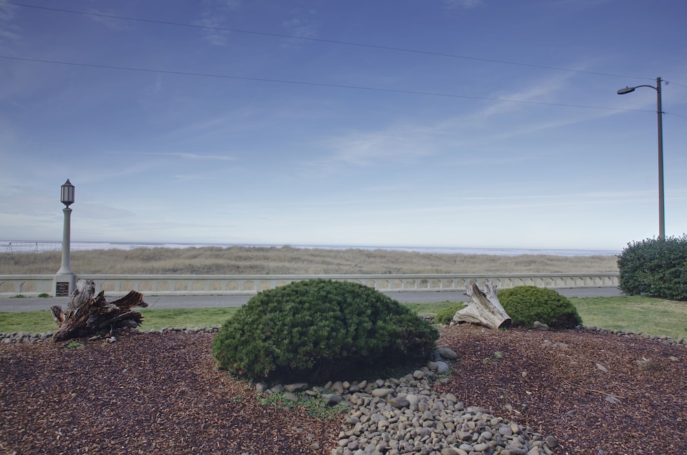 Hi Tide Oceanfront Inn - photo 58