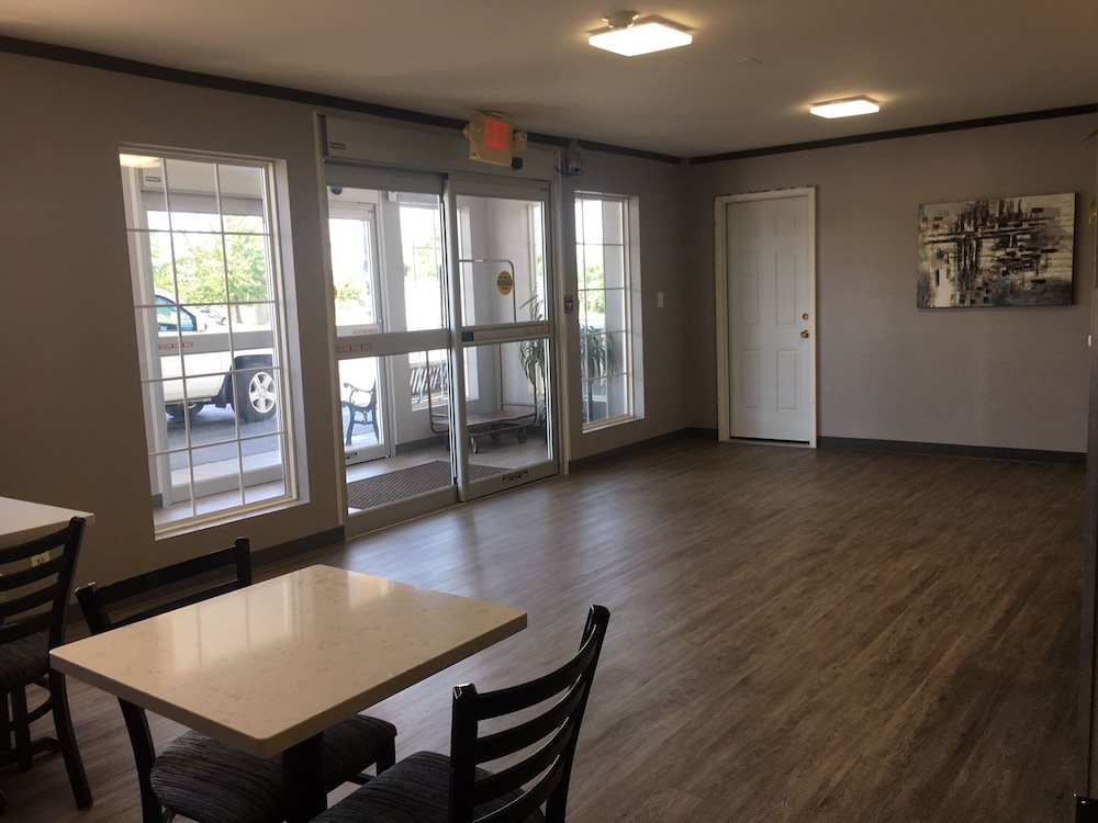 Super 8 by Wyndham Neosho - photo 24