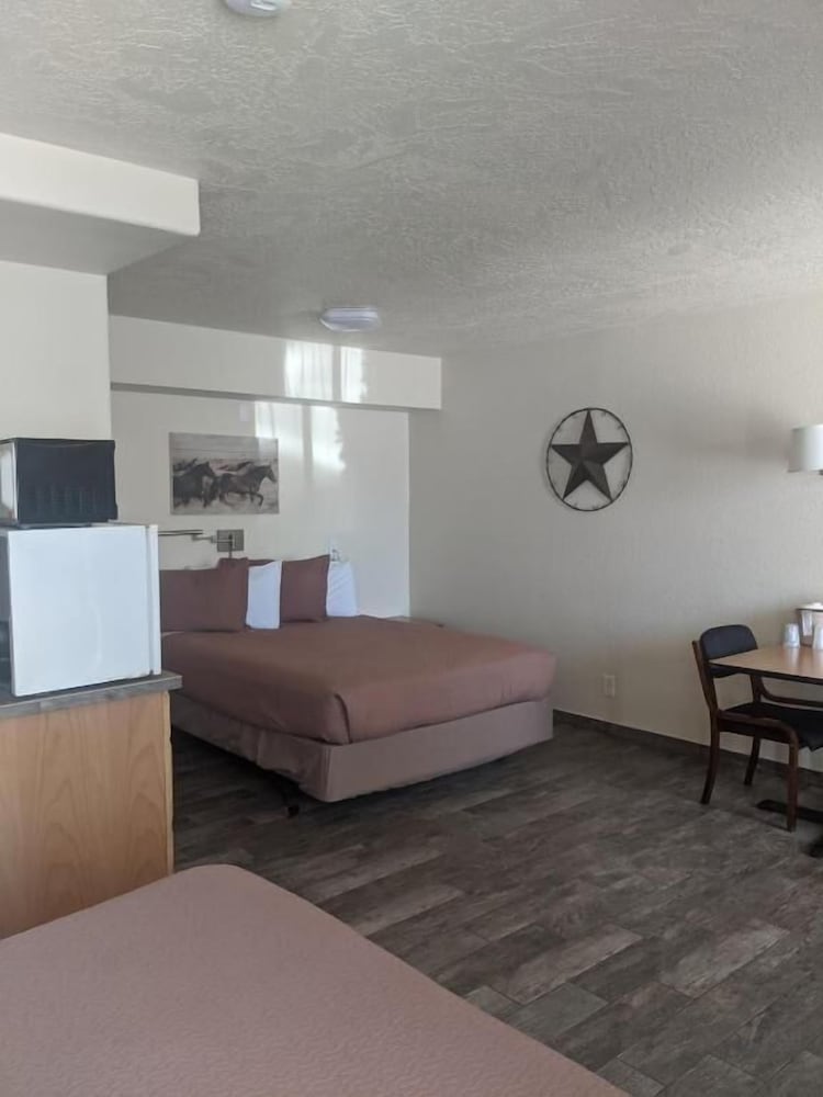 Little Daisy Motel - photo 10
