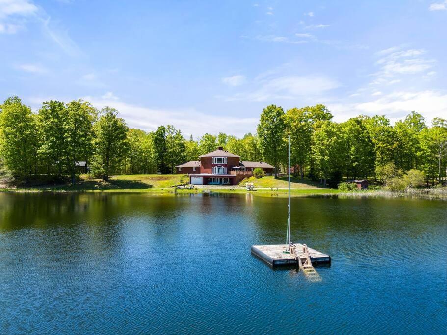 Kings Wee Castle 6BR Serene Luxury Family Retreat — 4-Star Luxury Hotel in Bancroft, Canada