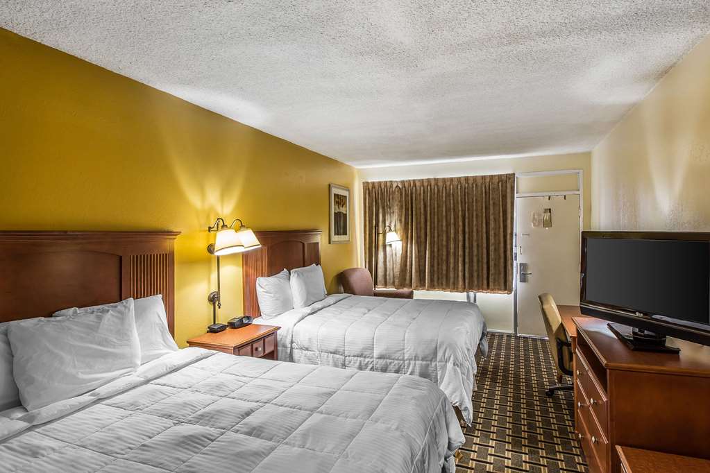 Econo Lodge Byron - photo 12