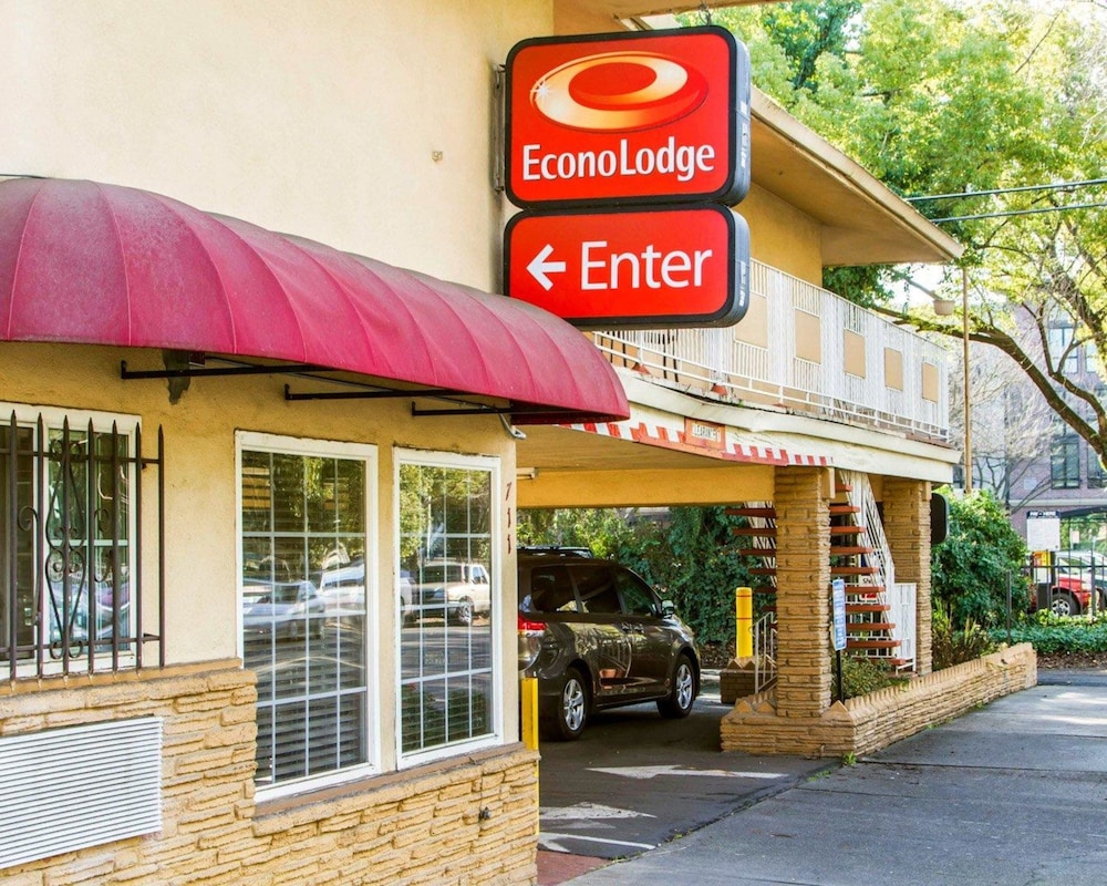 Econo Lodge Sacramento Convention Center - photo 21