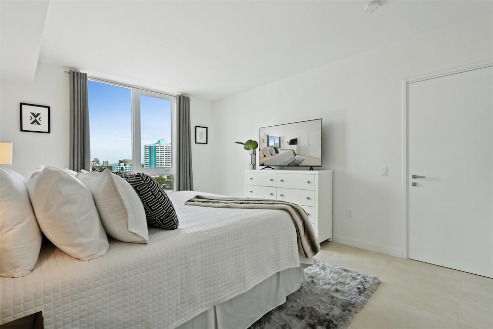 Top Fort Lauderdale Condo 7th Floor Private and Sanitized Hotel Amenities Free Parking for Stays Over 27 Days 400 ft From the Beach. Hosted by Super Host Fort Lauderdale - photo 3