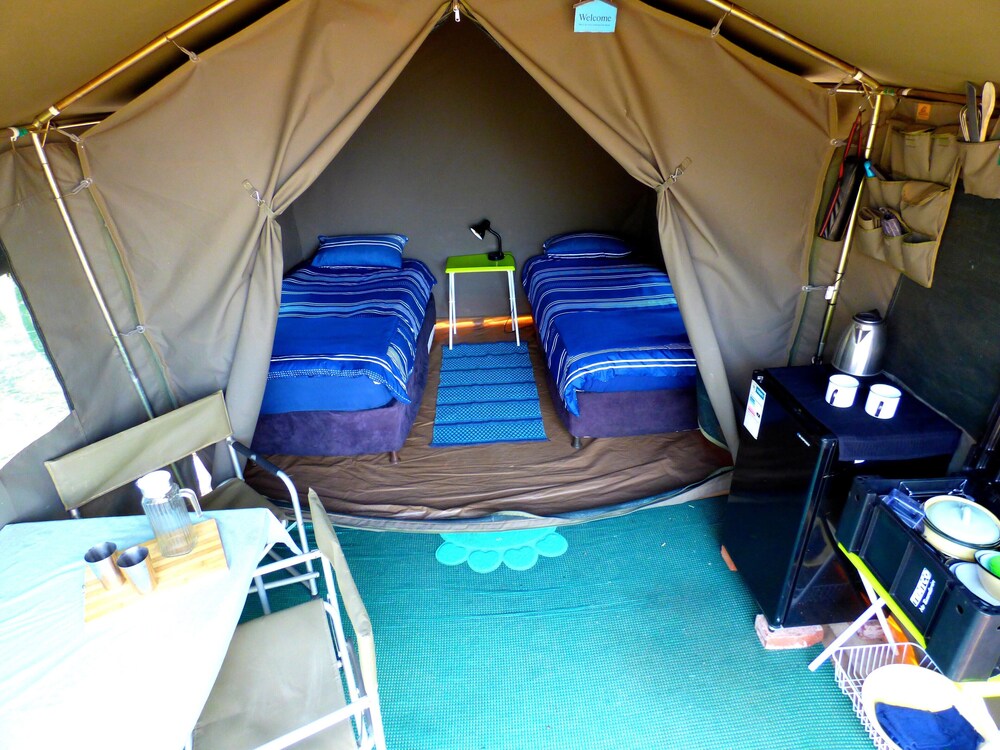Thorn Tree Bush Camp — 4-Star Luxury Hotel in Cullinan, South Africa