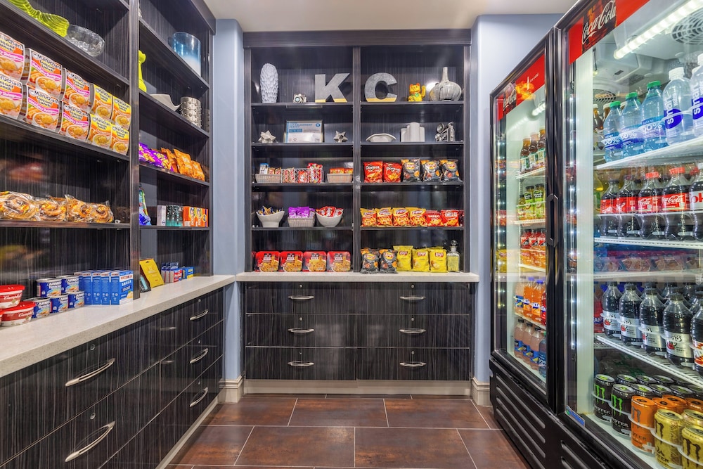 Holiday Inn Express and Suites Kansas City Airport by IHG - photo 30