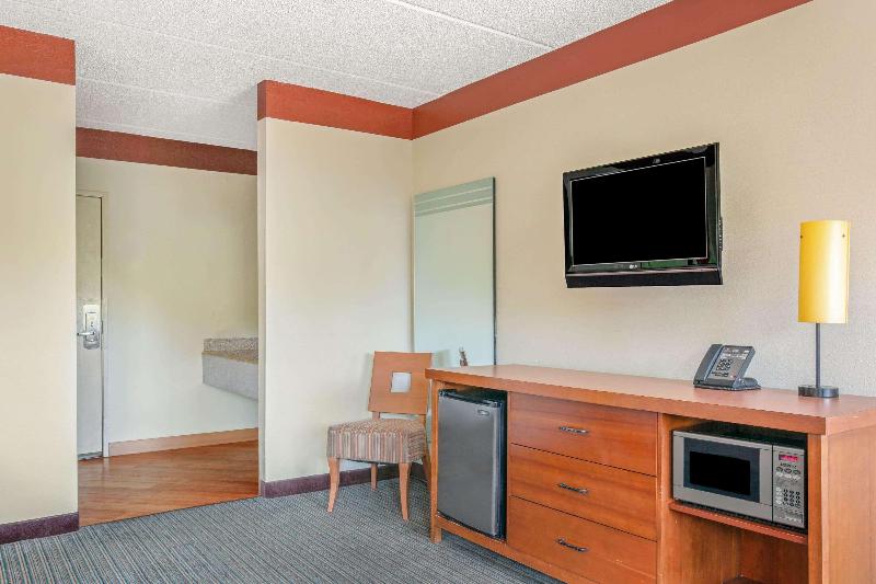 La Quinta Inn & Suites Miami Cutler Ridge - photo 16