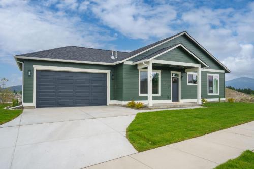 Golf Getaway Hot Tub EV Charger New 2025 Build — hotel in Post Falls