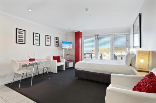 White Crystal 112 — 4-Star Luxury Hotel in Hotham Heights, Australia