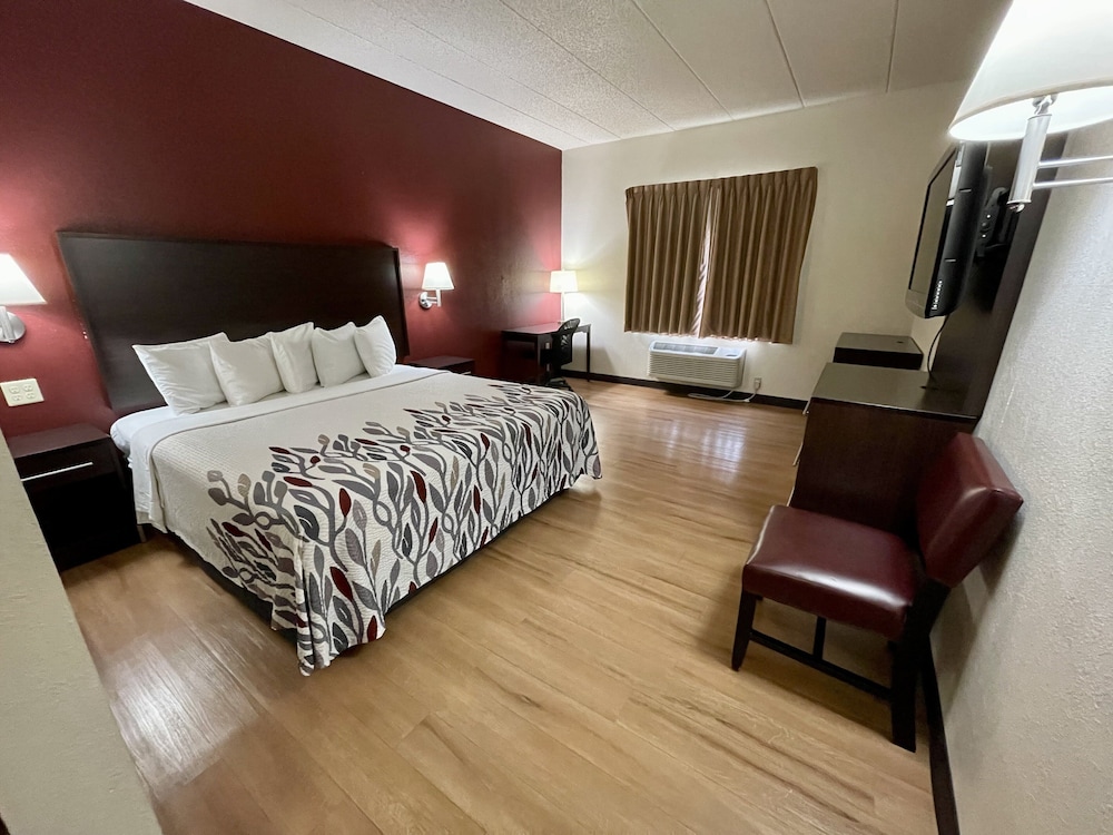 Red Roof Inn Sandusky Milan - photo 6