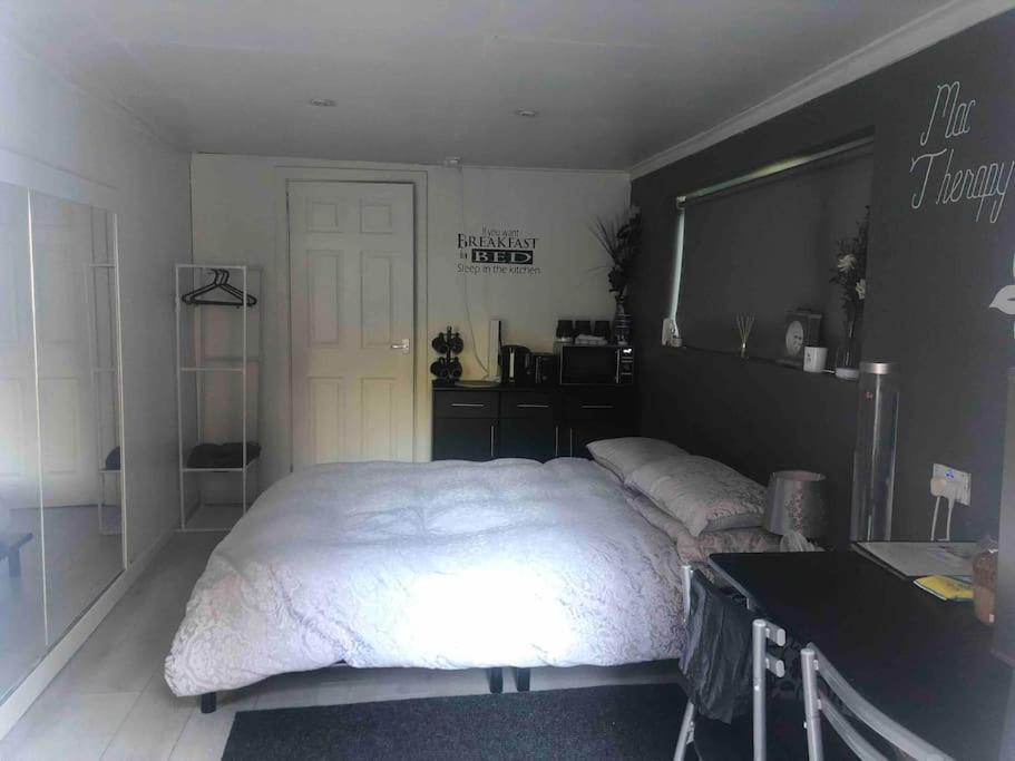 Belfast private room en suite & own access — 4-Star Luxury Hotel in Belfast, United Kingdom