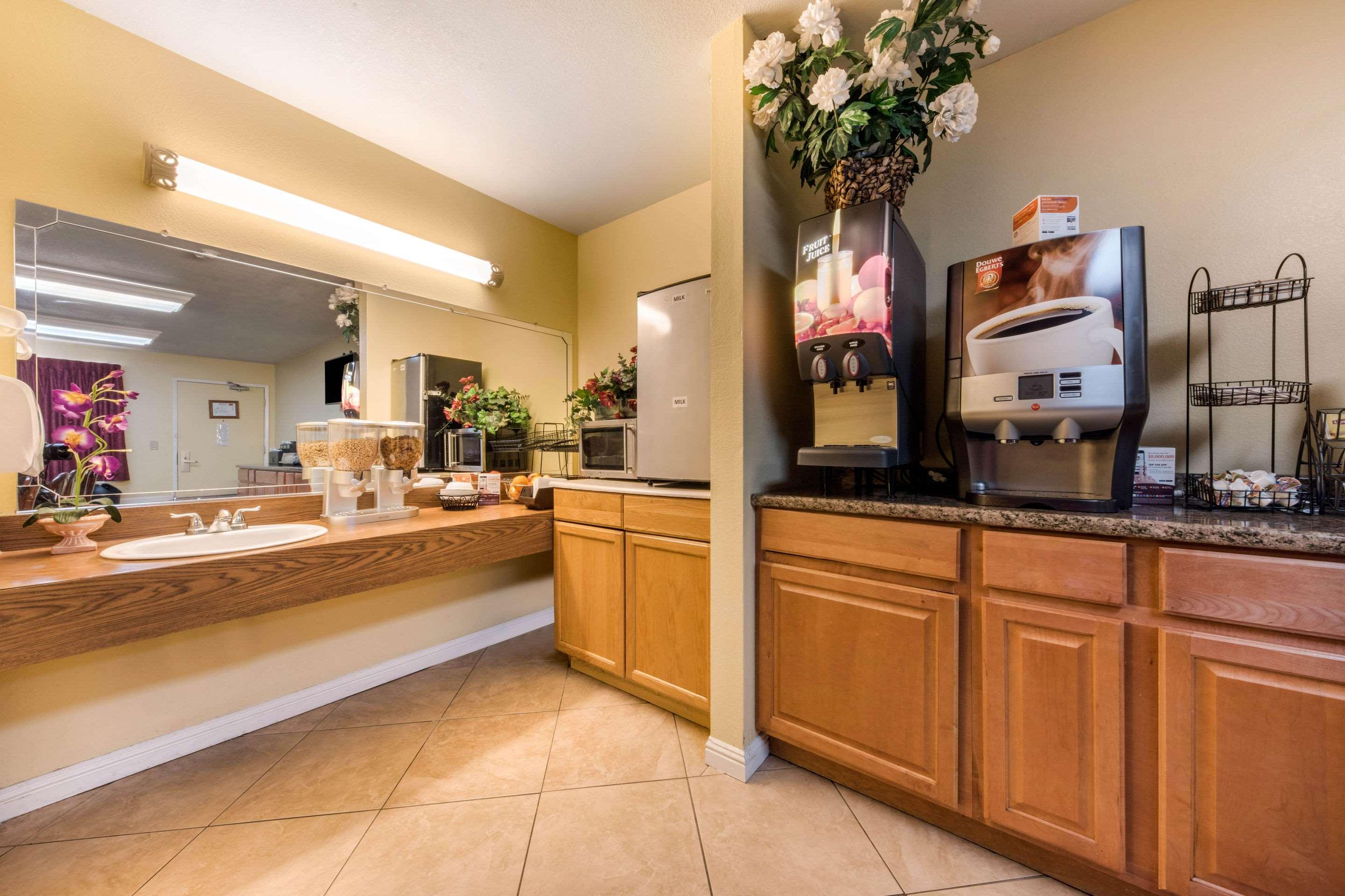 Econo Lodge Gilroy - photo 19