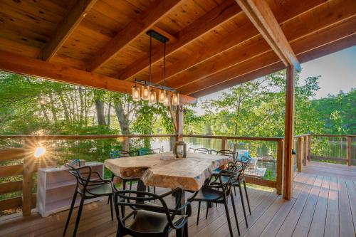 Stylish lake home with private beach dock and firepit for swimming kayaking hiking — 4-Star Luxury Hotel in Barnstead, United States