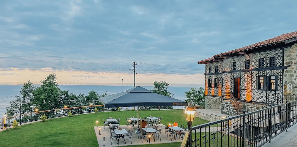 Kastel Konak Hotel — hotel in Surmene