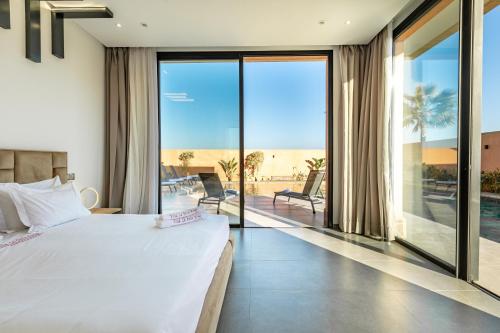 Villa Perle Rouge Piscine Cuisinière Billard playStation5 — 4-Star Luxury Hotel in Marrakesh, Morocco