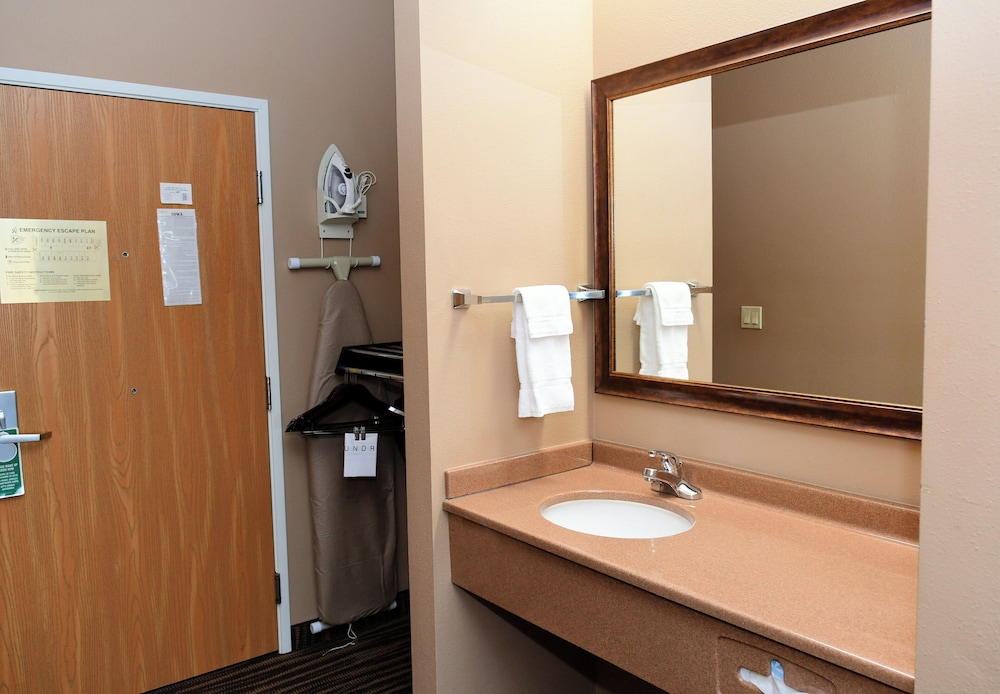 Cobblestone Inn & Suites Denison Majestic Hills - photo 31