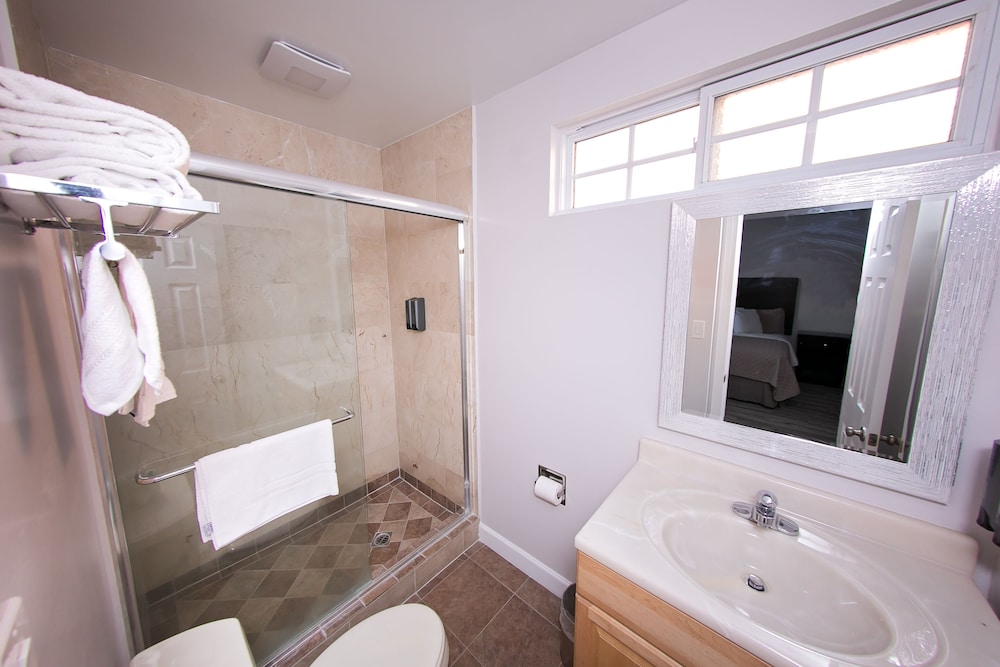 Metropolitan Inn & Suites - photo 32