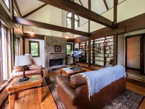Berkshire Vacation Rentals: Pristine Home In Becket Woods — 4-Star Luxury Hotel in Becket, United States