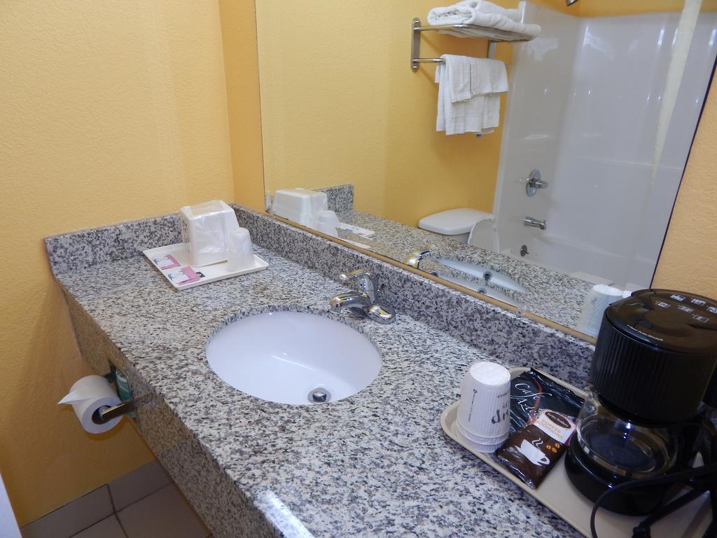 Sunrise Inn Brownsville - photo 21