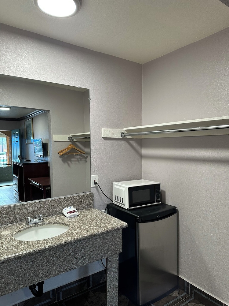 Americas Best Value Inn Corona - photo 33