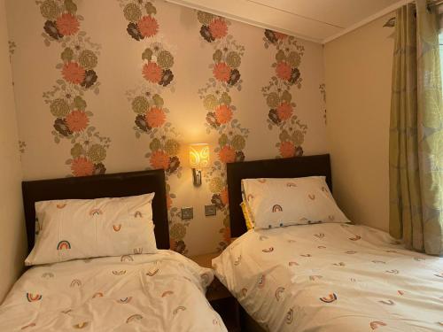 3 Bedroom Lodge Willows 24 Trecco Bay — 4-Star Luxury Hotel in Porthcawl, United Kingdom