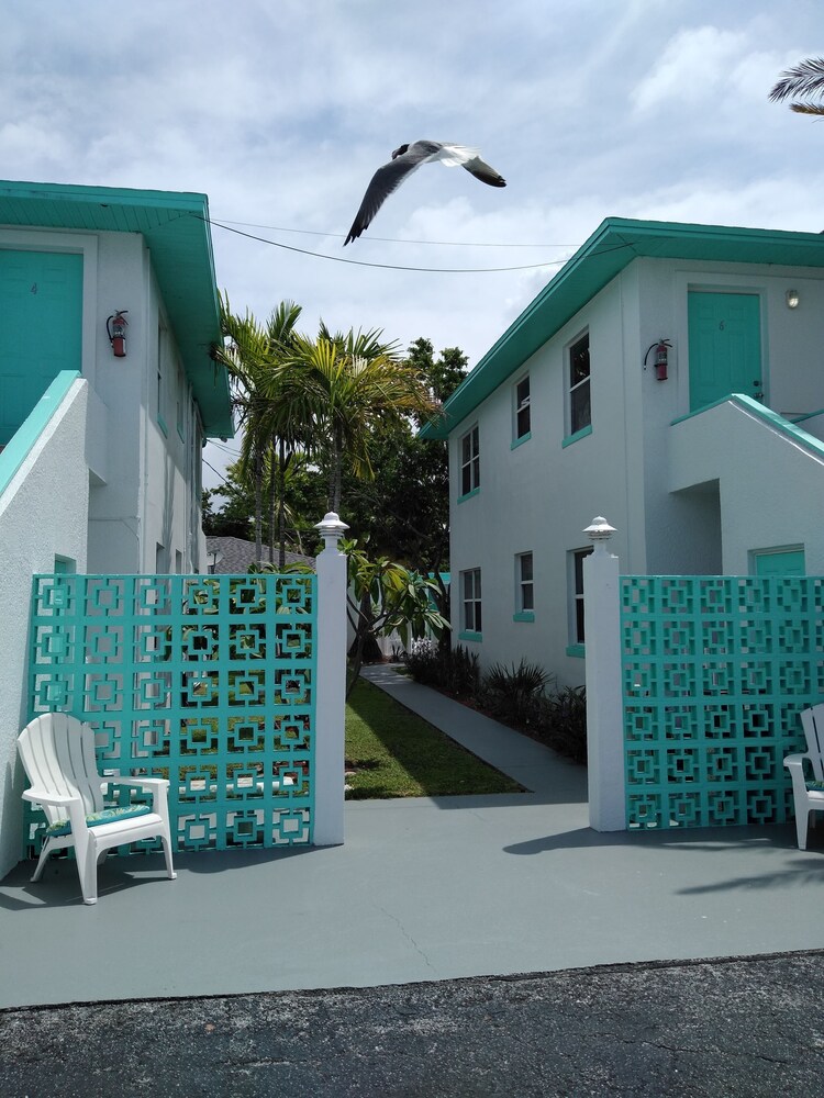 Swashbuckler Motel - photo 43