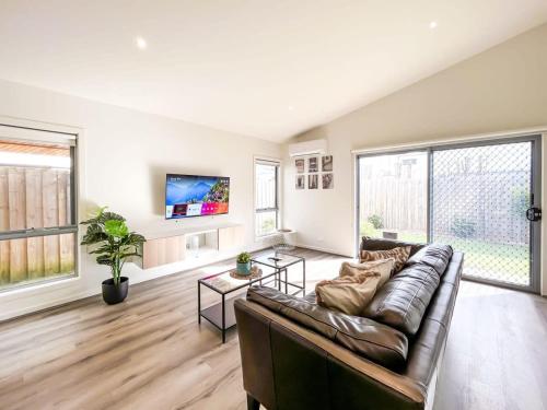 Modern Berwick Home with Fast WiFi Garage — 4-Star Luxury Hotel in Berwick, Australia
