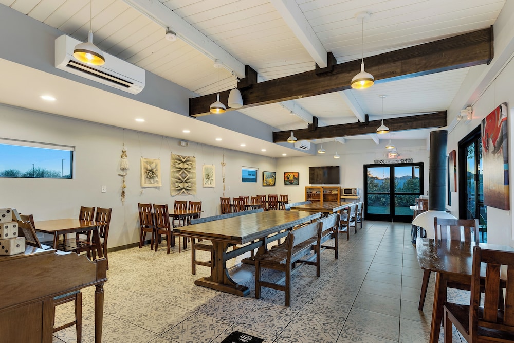 Hotel McCoy Art Coffee Beer Wine - photo 5