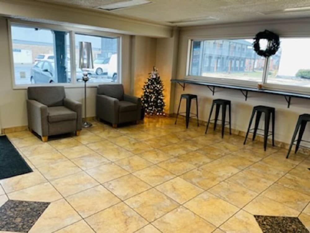 Days Inn & Suites by Wyndham Port Huron - photo 2