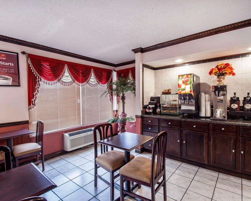 Econo Lodge Andalusia - photo 32