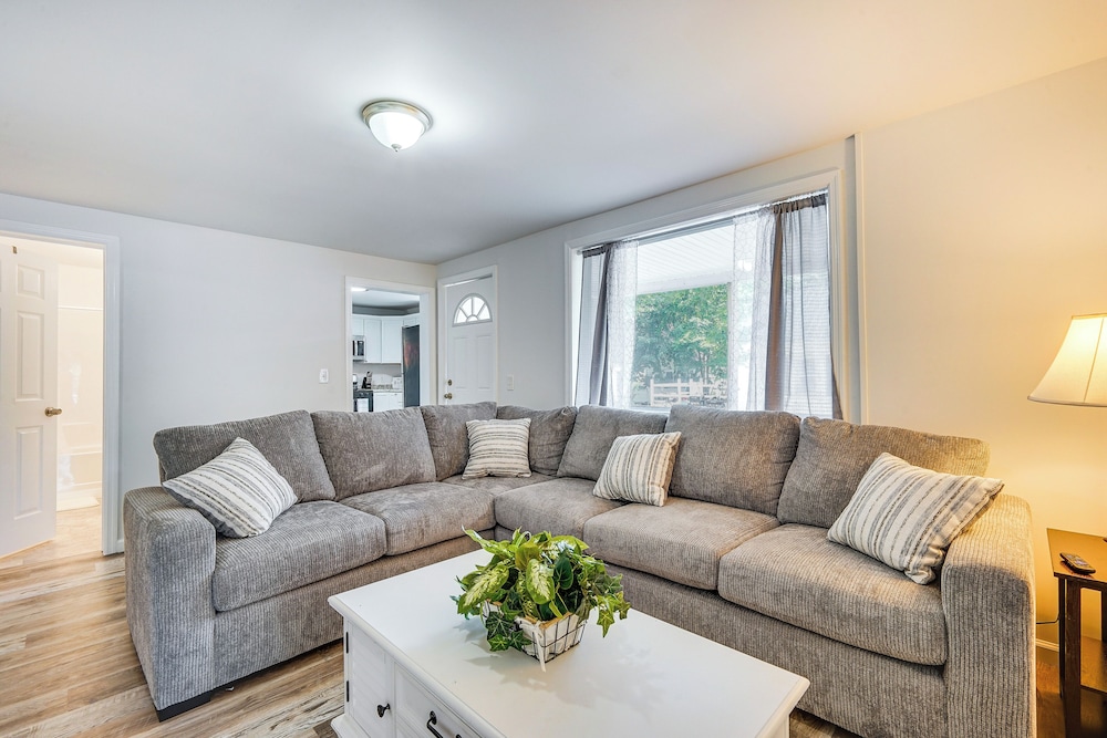 Charming Glens Falls Retreat Near Downtown — hotel in Glens Falls