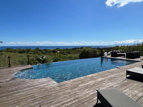 Villa Deluxe l’Hacienda Villa vue mer 180 piscine jacuzzi proche plage marina golf pointe des châteaux et casino jardin clos voyage durable in Saint-Francois, Guadeloupe