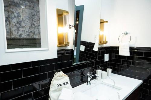 The Gas Lamp Hotel 1BR Latimer - photo 13