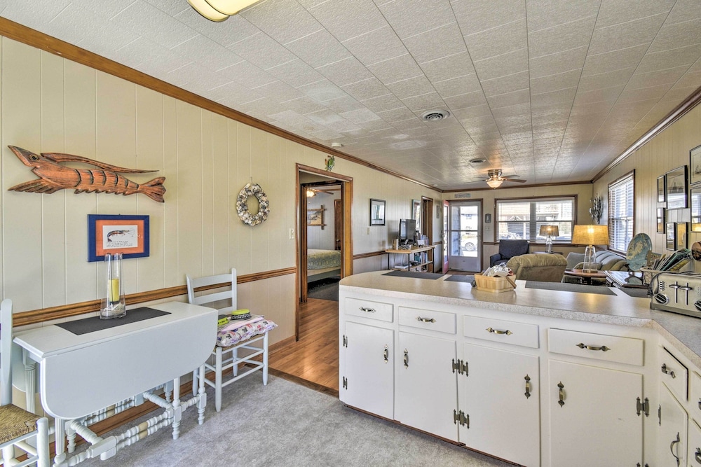 Nags Head Cottage Screened Porch Walk to Beach - photo 5