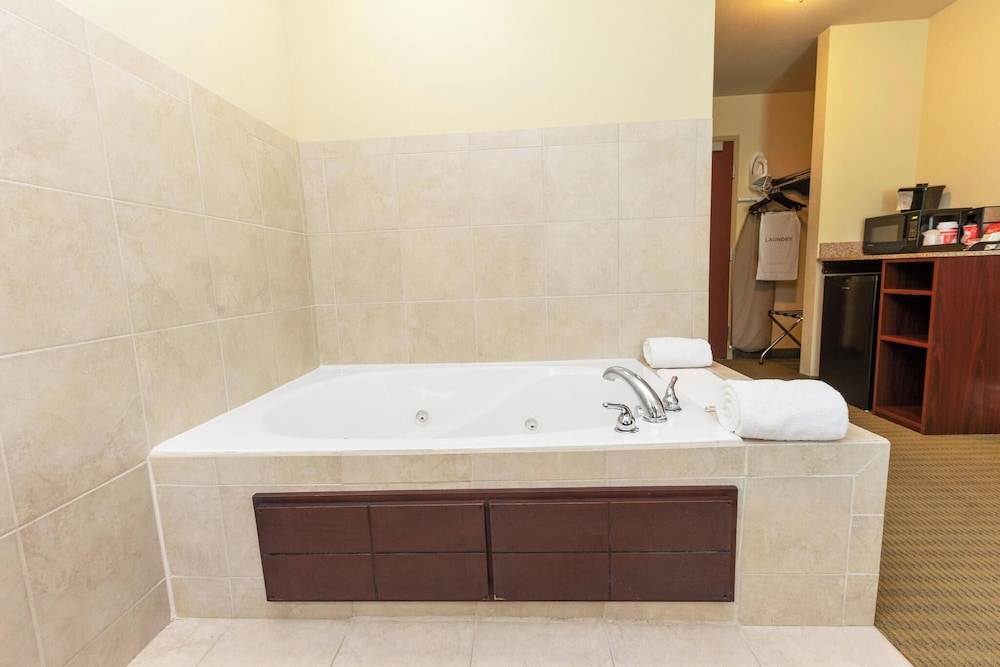 Cobblestone Hotel & Suites Knoxville - photo 18