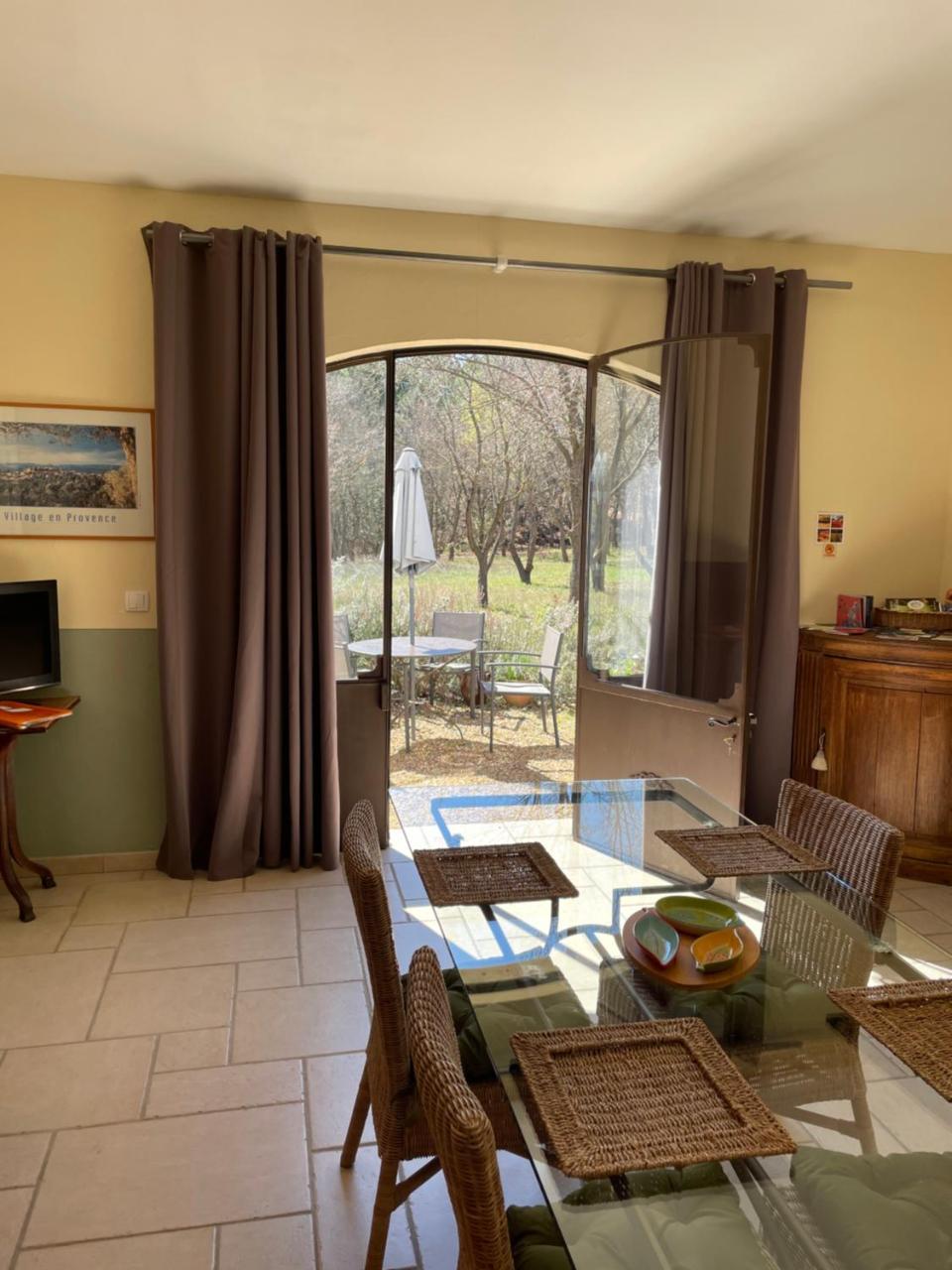 Le Bois De La Cour — Roussillon