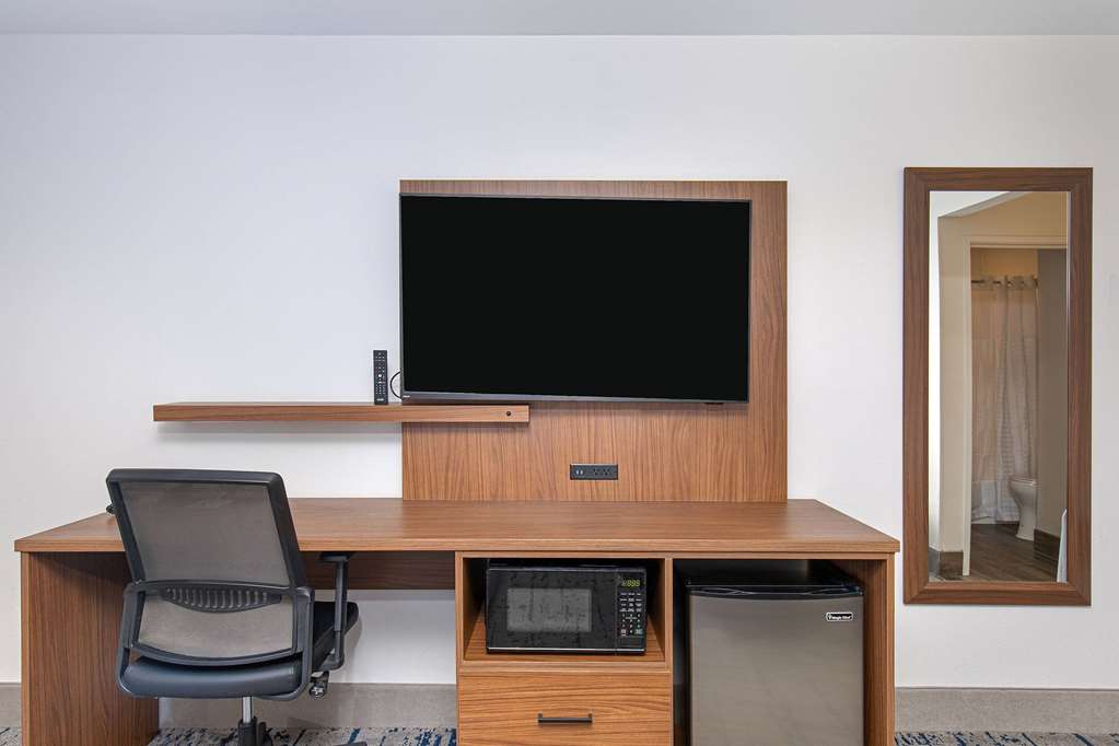 La Quinta Inn & Suites by Wyndham Nashville Airport - photo 11