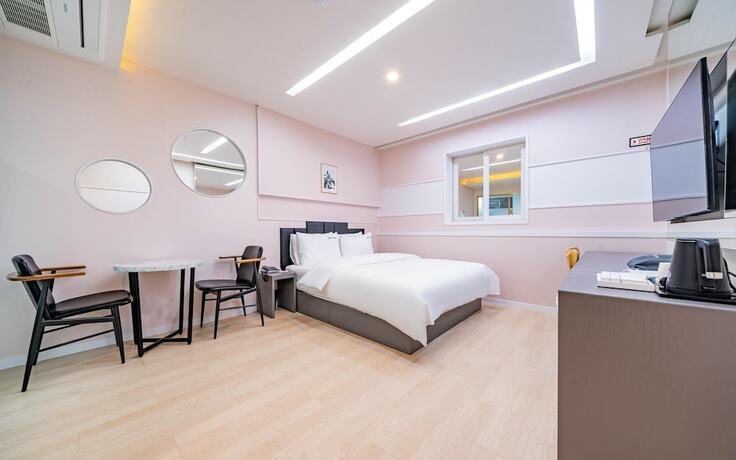 Jinju Hotel for a day in Chinju, South Korea