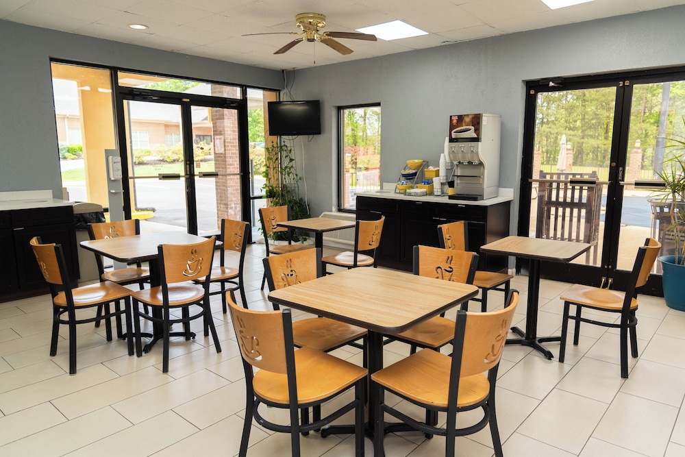 Columbus Inn and Suites - photo 27