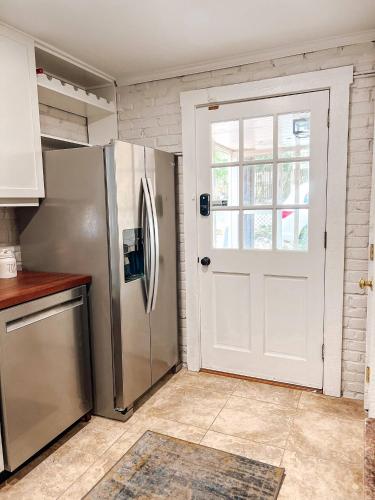 2 Blocks to riverfront 48 Firepit Turf Yard in Wilmington, United States