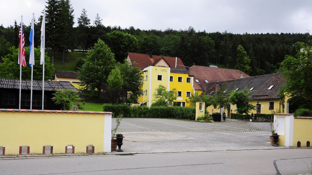 Hotel Schlossresidenz Heitzenhofen — 4-Star Luxury Hotel in Duggendorf, Germany