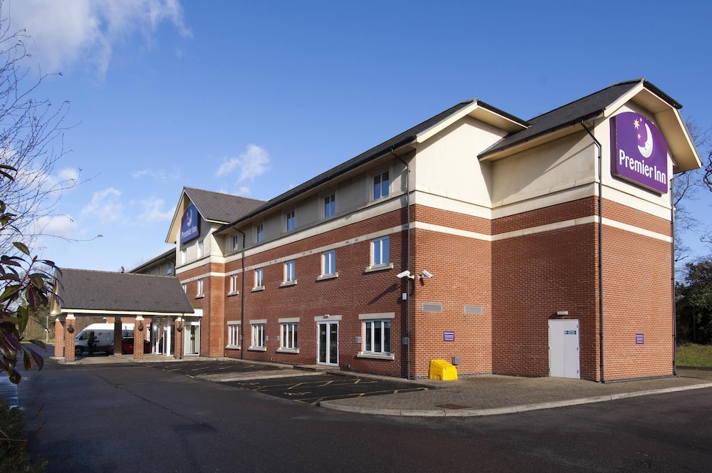Premier Inn Gatwick Crawley Town West - carbon neutral hotel in Crawley