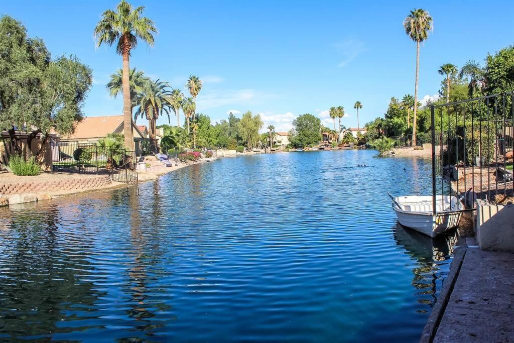 Lakefront Hacienda with Pool Hot tub Tennis — 4-Star Luxury Hotel in Chandler, United States