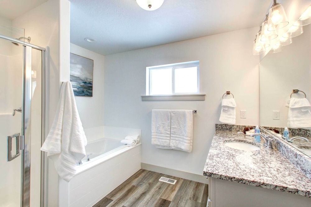Family Friendly Bear Lake Vacation Rental — 4-Star Luxury Hotel in Garden City, United States
