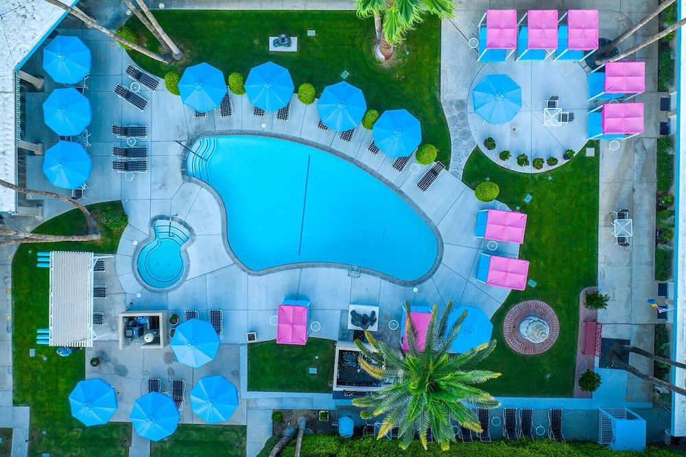 Inndulge A Modern Gay Men's Resort - last minute hotel in Palm Springs