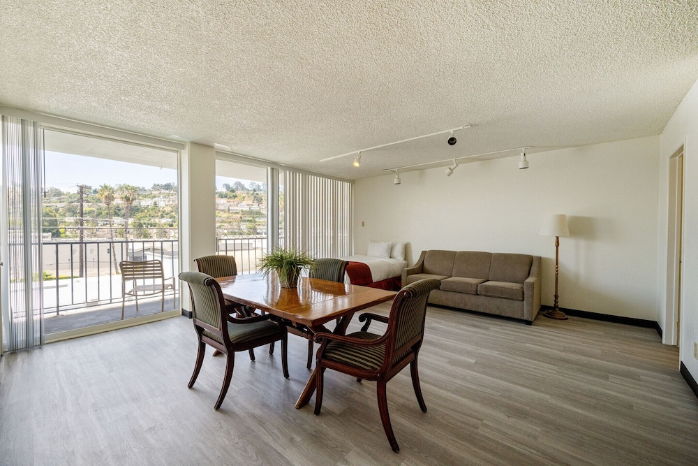 MC Pacific Inn & Suites - photo 8