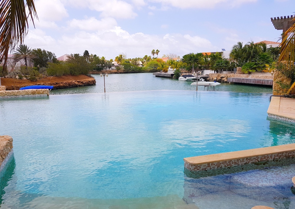 Bella Breeze Resort — Kralendijk