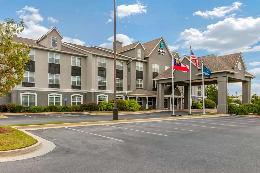 Clarion Pointe Columbus Bradley Park — hotel near Columbus Airport
