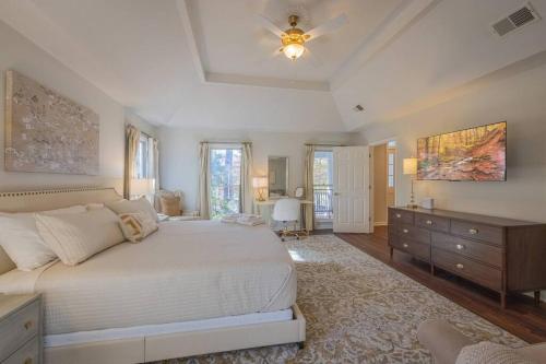 Large Luxury House King Beds and More Hot Tub Theater Fireplace Game Room Ping pong Pool Table Air Hockey Arcade River Big Kitchen Nice Porch Quiet Good for Families and Large Groups Near UGA Golf Course Close to UGA & Stanford Stadium — 4-Star Luxury Hotel in Athens, United States